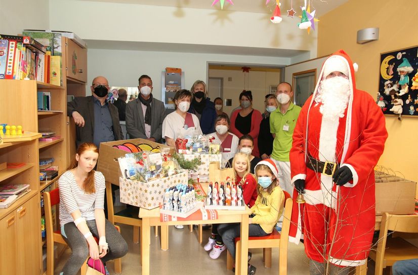 Der Weihnachtsmann und seine fleißigen Hoyerswerdaer Helfer besuchten auch diesmal die Kinderstation im Lausitzer Seenland Klinikum.