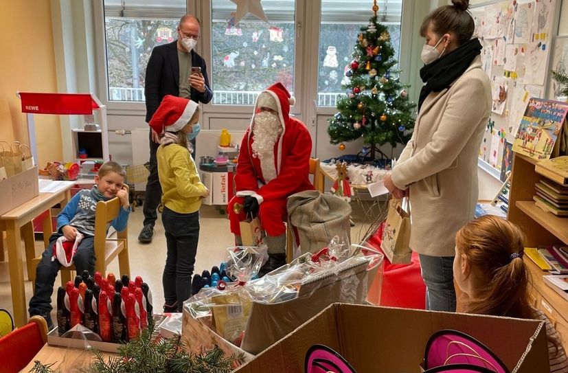 Der Weihnachtsmann und seine fleißigen Hoyerswerdaer Helfer besuchten auch diesmal die Kinderstation im Lausitzer Seenland Klinikum.
