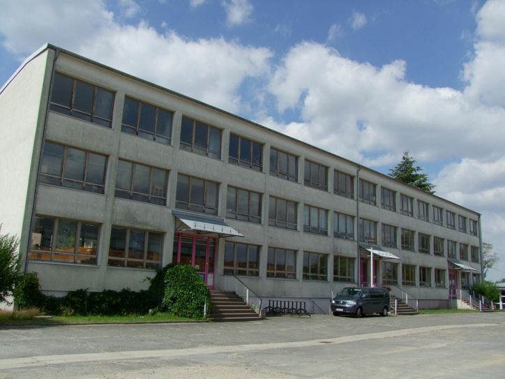 2005 wurde die Arnsdorfer Mittelschule geschlossen. Nun soll das alte DDR-Plattengebäude abgerissen werden, damit hier ein Oberschul-Neubau entstehen kann. Foto: Rainer Könen