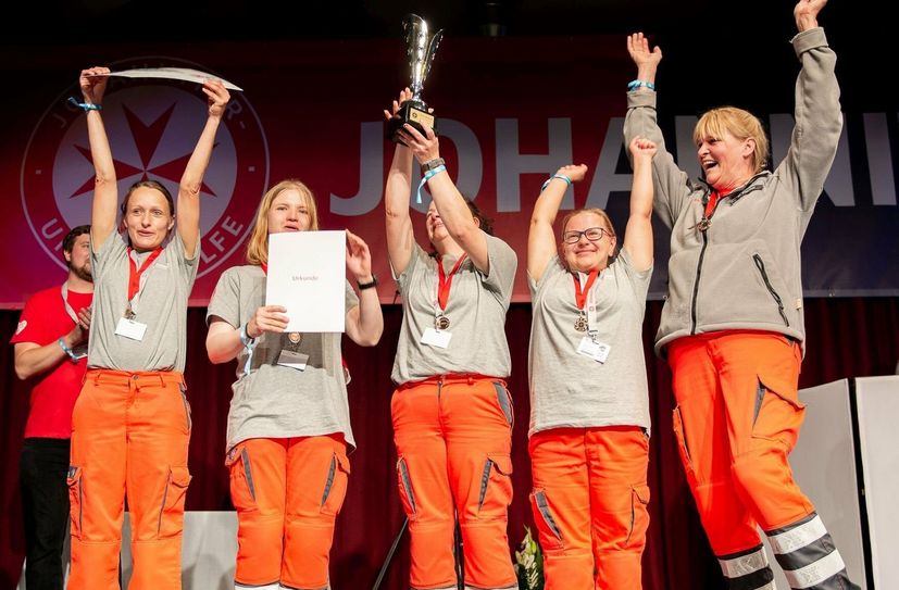 Das Rettungshunde-Team der Südbrandenburger Johanniter jubelt über den ersten Platz bei seiner Landeswettkampfpremiere in Eberswalde.