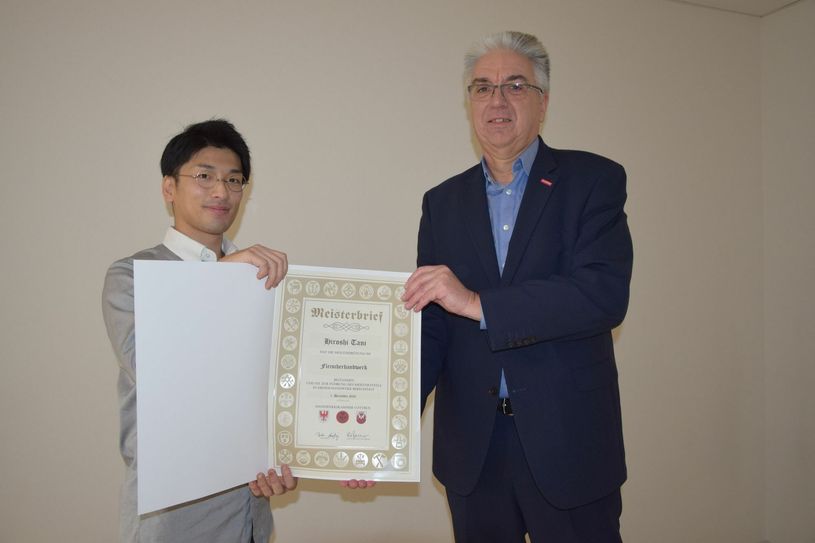 Geschafft: Meisterbrief für Hiroshi Tani. Foto: HWK