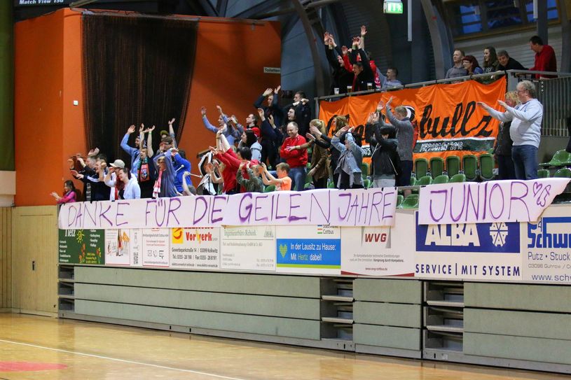 Die Fans des LHC verabschiedeten sich mit einem Transparent von Robert Michling. Foto: Verein