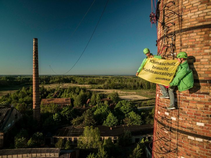 Kletteraktion von Umweltaktivisten am Rande des Tagebau Welzow-Süd I. Foto: Greenpeace