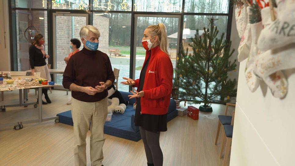 Christian Kipper, Geschäftsführer der Deutschen Fernsehlotterie und Sozialpädagogin Tina Blohm vom Kinderhaus „Pusteblume“ im Gespräch. Foto: Deutsche Fernsehlotterie