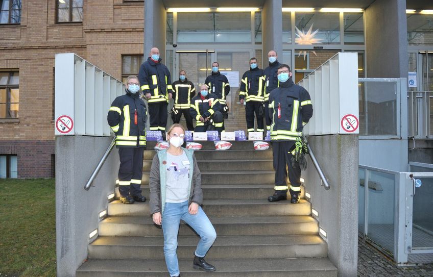 Kameraden der Briesker und Niemtscher Feuerwehr übergeben ein süßes Dankeschön zu Weihnachten an die Mitarbeiter des Senftenberger Krankenhauses. Anne Herrmann (v.Mitte) von der Unternehmenskommunikation des Klinikums Niederlausitz bedankt sich stellvertretend und nimmt diese Aufmerksamkeit entgegen. Foto: Peter Aswendt