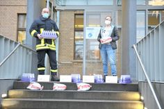 Sven Muntel (l.) übergibt die Geschenke an Anne Herrmann (r.), die stellvertretend für die Mitarbeiter des Senftenberger Krankenhaus das süße Dankeschön übernimmt. Foto: Peter Aswendt
