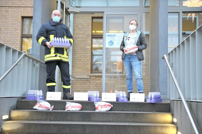 Sven Muntel (l.) übergibt die Geschenke an Anne Herrmann (r.), die stellvertretend für die Mitarbeiter des Senftenberger Krankenhaus das süße Dankeschön übernimmt. Foto: Peter Aswendt