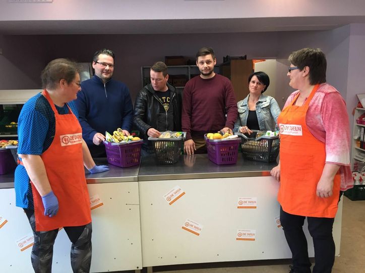 Robert Wahlich (2. von links) und Felix Wahlich (4. von links) schauten sich persönlich bei der Cottbuser Tafel um - und spendeten satte 5.000 Euro. Foto: privat