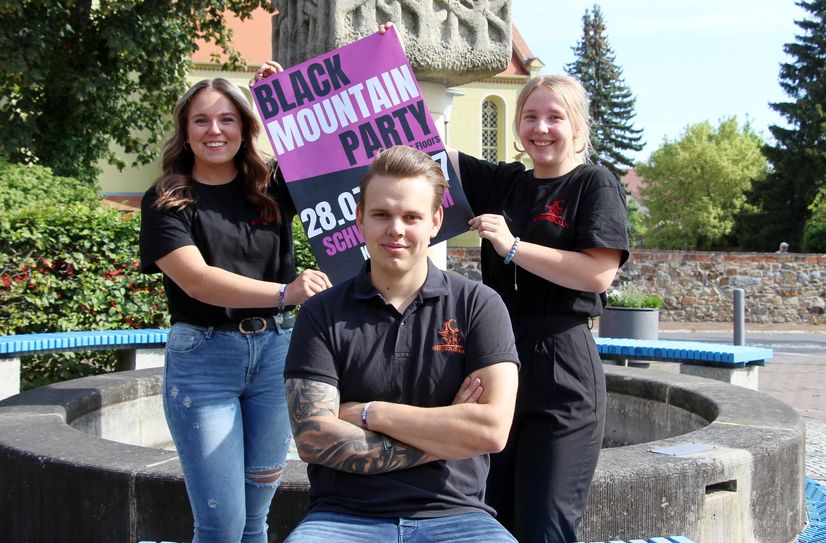 Klara Sandig, Nico Jurisch und Agnes Buder freuen sich auf die bevorstehende Black Mountain Party auf dem Kubitzberg.