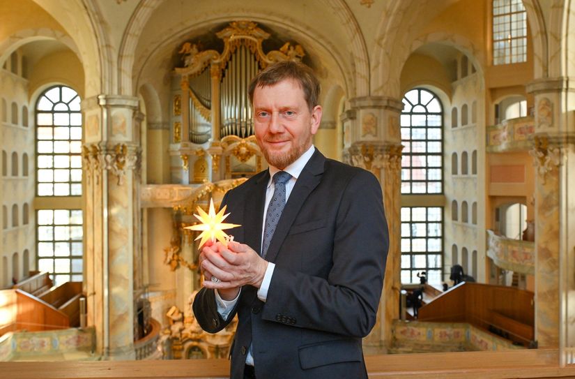 Michael Kretschmer erhält in der Frauenkirche den ersten Stern der Sonderedition.