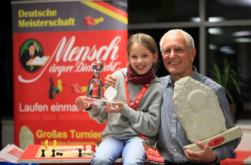 Grundschülerin Mila Grimm und Rentner Peter Rentzsch hatten keinen Grund, sich bei der Meisterschaft im »Mensch ärgere dich nicht« zu ärgern.