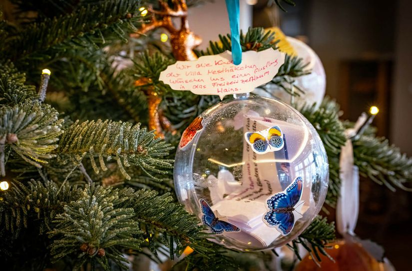 In jeder Kugel verbirgt sich ein Kinderwunsch - hier beispielsweise ein gemeinsamer Ausflug ins Freizeitzentrum Hains.