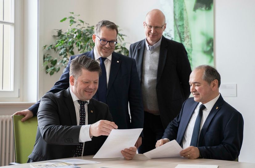 Bei der Unterzeichnung des Antrags (v.l.): Thomas Zenker, Alexander Kratzsch, Welf-Guntram Drossel und Octavian Ursu.