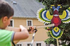 In den Sommerferien können historische Spiele auf der Festung Königstein ausprobiert werden – zum Beispiel Adlerschießen.