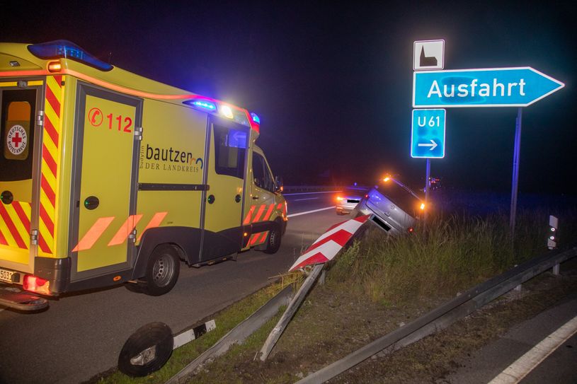 Beim Aufprall wurde unter anderem ein Verkehrsschild überfahren und beschädigt.