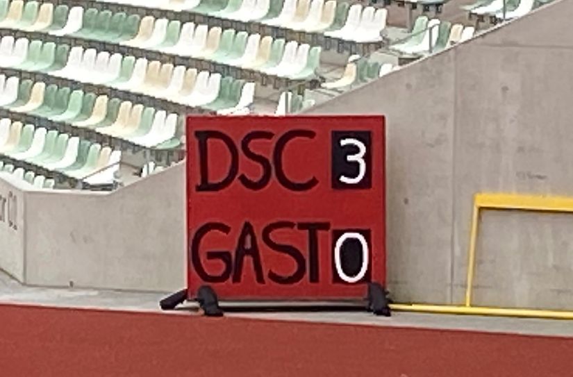 Diese Anzeigetafel passt nicht ins Bild des neuen Stadions.