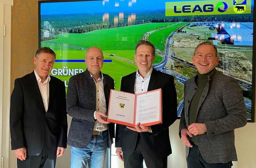 Der Landtagsabgeordnete Aloysius Mikwauschk, Bürgermeister Harry Habel, LEAG-CEO Thorsten Kramer und der Leiter Regionalentwicklung bei LEAG, Marco Bayer (v.l.n.r.), wollen die grüne Strom- und Wärmeerzeugung in Bernsdorf voranbringen.