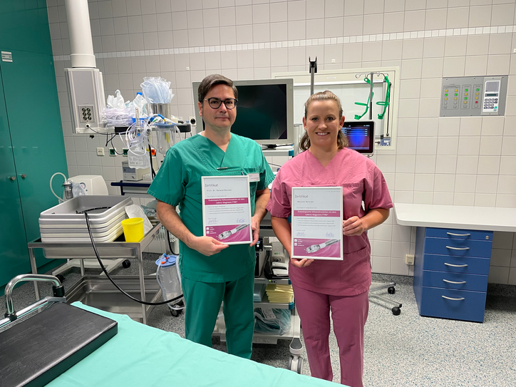 Stolz zeigen Endoskopiefachschwester Mareen Reinehr und Prof. Dr. Roland Reinehr ihre druckfrischen Zertifikate.