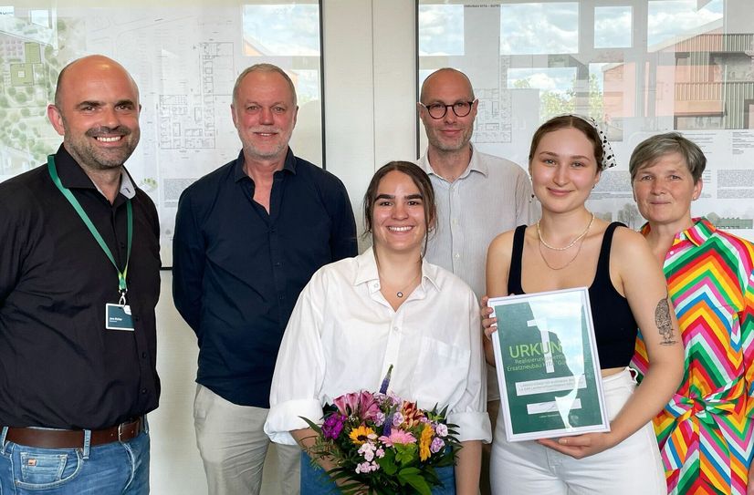 Gewannen den Realisierungswettbewerb für die Kita »Gute Laune«: Die Bewerbergemeinschaft: LANKES KÖNGETER Architekten, Berlin &amp; LA.BAR Landschaftsarchitekten bdla, Berlin. Lübbens Bürgermeister Jens Richter (li.) freut sich mit den Gewinnern.