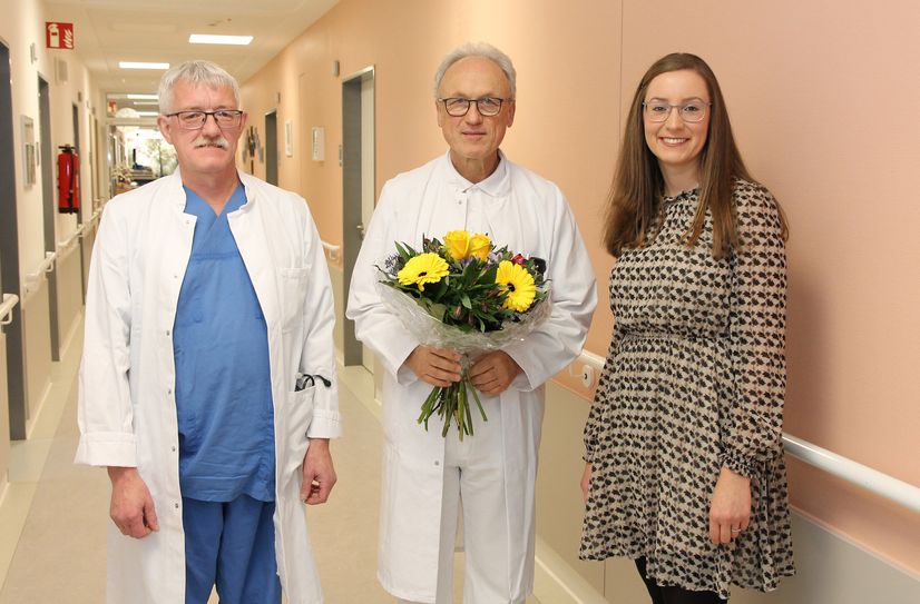 Der Medizinische Direktor, Dr. Olaf Altmann (l.), und LSK-Geschäftsführerin Juliane Kirfe begrüßen Dr. Andreas Müller an seinem ersten Arbeitstag.