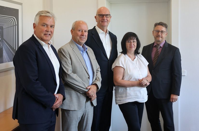 Der Lausitzbeauftragte Klaus Freytag (l.) und Ministerpräsident Dietmar Woidke (m.) begrüßten Fred Mahro, Christine Herntier und Ralf Brehmer zum Gespräch in Potsdam.