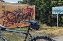 »WIllkommen« ist an der großen, touristischen Tafel in Sichtweite zur Schlossbrücke noch zu lesen, aber alles weitere wurde mehrfach zugeschmiert in scharz, rot und grün. Dort soll noch in diesem Sommer  eine Verbesserung entstehen.