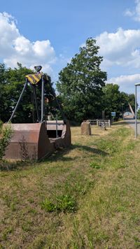 Industrieexponate entlang des Radweges über die Schlossbrücke...