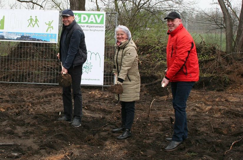 Führen den ersten symbolischen Spatenstich für die Landmarke in Sedlitz aus: Bergfreund Ulrich Hoika (li.), stellvertretende Bürgermeisterin Theresa Stein und Ortsvorsteher Steffen Phillip (re.).