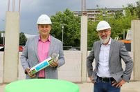 Auch das Bad-Maskottchen, ein grauer Plüschdelfin, wurde von Matthias Brauer in die Zeitkapsel gepackt.