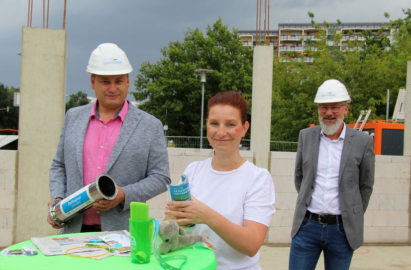 Lausitzbadchef Matthias Brauer, Mitarbeiterin Janett Schreiber und SWH-Geschäftsführer Thomas Bleier füllten die Zeitkapsel, bevor sie für die Zukunft einbetoniert wurde.