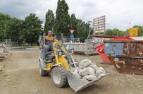 Noch werden auf der Baustelle am Lausitzbad große Steine bewegt. Im September soll aber ein Bereich des Bades schon wieder öffnen.