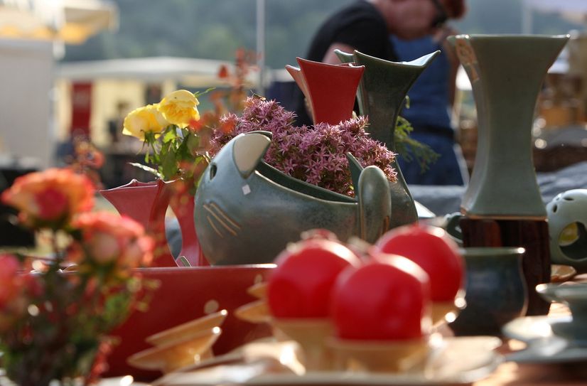 Auf die Besucher wartet eine bunte Vielfalt an Keramikhandwerk.