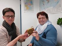 Die langjährige OSL-Integrationsbeauftragte Kathrin Tupaj (r.) verabschiedet sich in den Ruhestand und übergibt den »Staffelstab« an Melanie Hesse (l.)