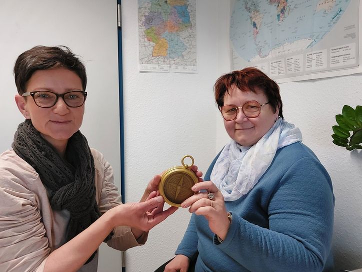 Die langjährige OSL-Integrationsbeauftragte Kathrin Tupaj (r.) verabschiedet sich in den Ruhestand und übergibt den »Staffelstab« an Melanie Hesse (l.)