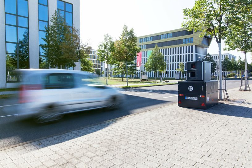 Solch ein mobiles Blitzgerät kommt im Landkreis derzeit zum Einsatz und soll nachhaltig zur Verkehrssicherheit beitragen.         Foto: Dirk Peiper Fotografie