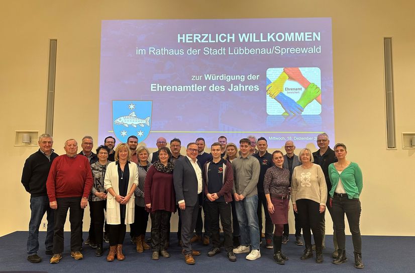 Ausgezeichnete Ehrenamtler mit Bürgermeister Helmut Wenzel (mitte), Vorsitzender der Stadtverordnetenversammlung Uwe Pielenz (hinten rechts), Kulturbeauftragter der Stadt Philipp Hoffmann (hinten links) sowie Stadtverordnete der Stadt.