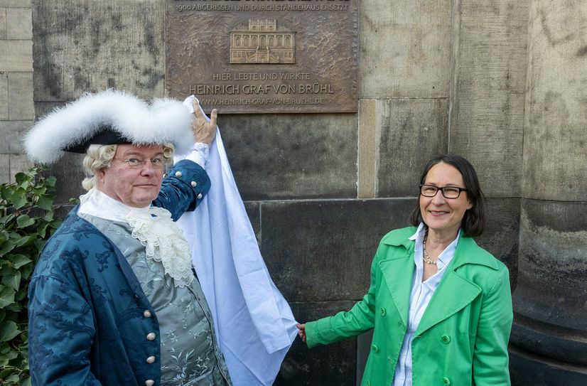 Nachfahrin und Schriftstellerin Christine Gräfin von Brühl enthüllt mit Graf Heinrich Friedrich von Friesen vom Barock in Dresden e.V. die Plakette.