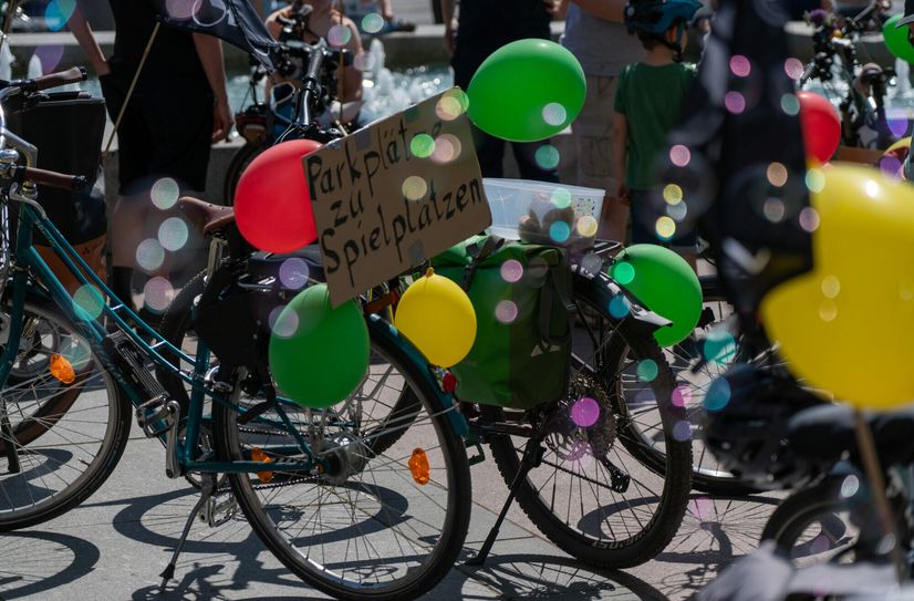 Kidical Mass im Mai 2022 forderte - eine Forderung lautete, dass aus Parkplätzen Spielplätze werden.