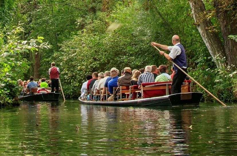 Der für die Spreewald-Region identitätsstiftende Spreewaldkahn ist eng mit dem Erhalt der traditionellen Kulturlandschaft und mit dem Leben der sorbischen/wendischen Minderheit in der Niederlausitz verbunden.