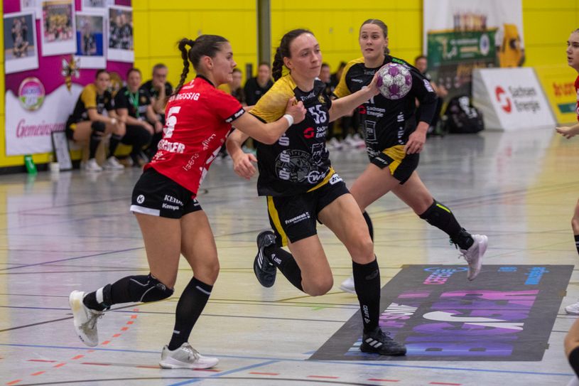 Alicja Pekala bindet eine Abwehrspielerin
