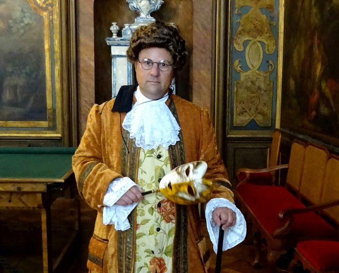 Christoph Münch ist seit vielen Jahren als Gästeführer in Dresden tätig. Der studierte Musikwissenschaftler ist als Hofkapellmeister Johann Adolf Hasse bei der Instagram-Aktion am Weltgästeführertag 2021 zu erleben. Foto: Bernd Hoffmann