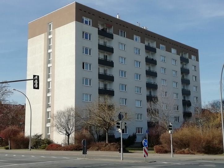 Quasi als »Eingangstor« zum Wohngebiet Weida thront der Block Chemnitzer Straße 2. In diesem Jahr soll er sein Aussehen ändern. Auch innen wird saniert. Foto: Farrar