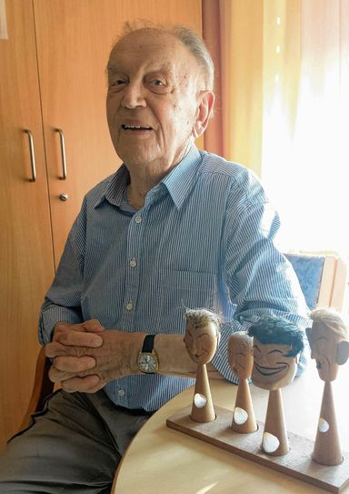 ...und die vier aufgereihte Miniatur-Holzköpfe.