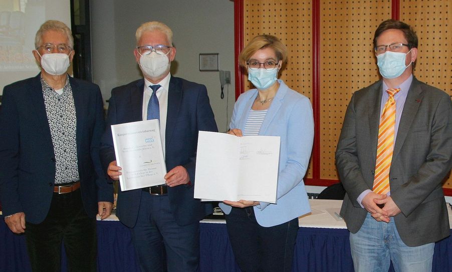 (v.l.) Die Unterschriften sind gesetzt: Vom HGV Riesa von Kurt Hähnichen und Andree Schittko und aus der Lommatzscher Pflege von Dr. Anita Maaß (BM Lommatzsch) und Conrad Seifert (BM Hirschstein). Foto: Farrar