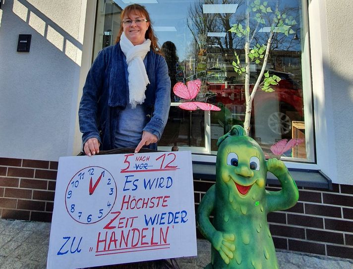Auch in Lübbenau wollen die Gewerbetreibenden wieder öffnen und handeln. Das zeigt hier auch IGEA-Vorsitzende Angela Glaubitz. Foto: Marko Schröter
