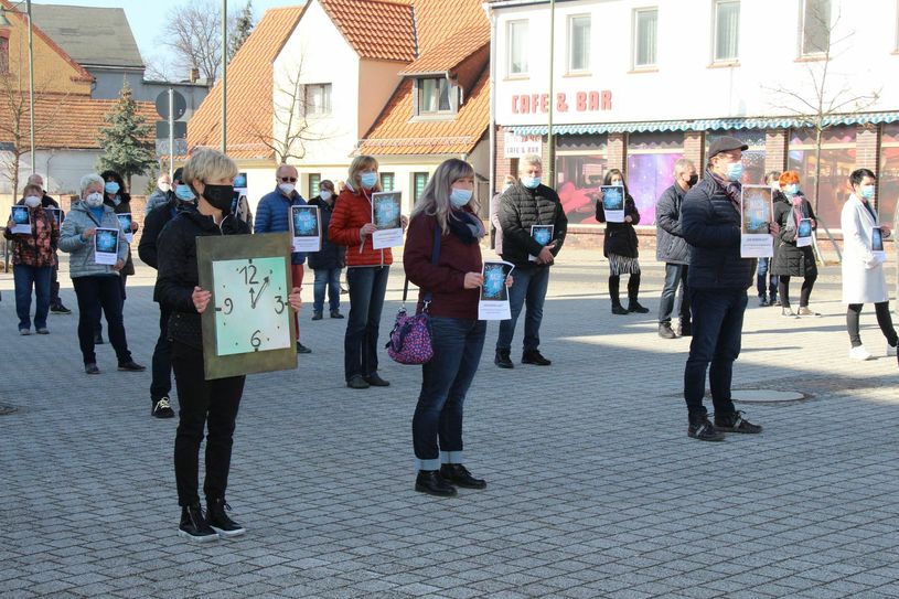 Gewerbetreibende aus Lauchhammer stehen zusammen und fordern unter der Losung »5 nach 12« die Öffnung ihrer Läden und Lokale. Foto: sts