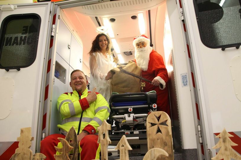 Freuen sich aufs erste Adventswochenende und sind auf jeden Fall dabei (v.l.): Notfallsanitäter Udo Hornhauer, Engel Melanie Berger von der Rettungswache und der Weihnachtsmann (Jens-Peter Schöne). Foto: Schramm