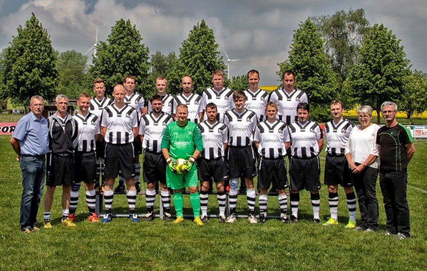 Die 1. Männermannschaft in den neuen Trikots. Foto: Verein