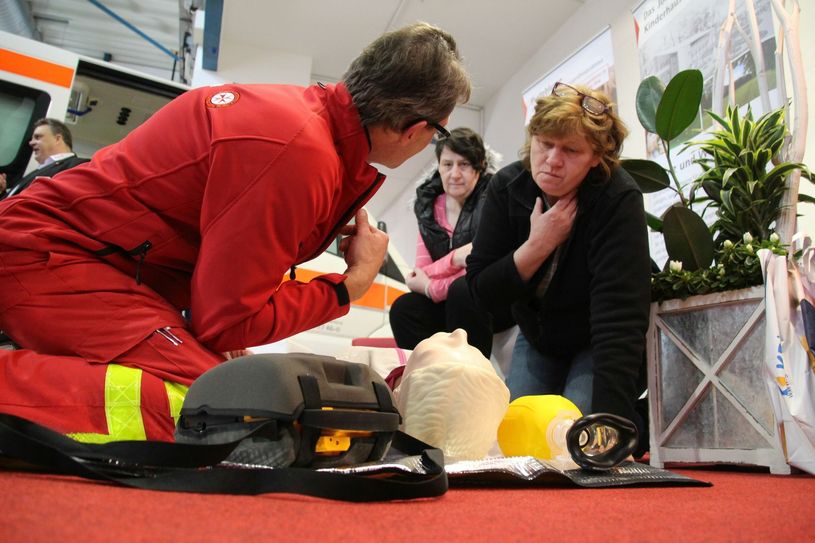 Wie im vergangenen Jahr können die Besucher am Stand der Johanniter auf der Pflegemesse ihre Ersthelfer-Kenntnisse auffrischen. Aber auch »einige Überraschungen« sollen mitgebracht werden. Foto: Archiv / Jan Hornhauer