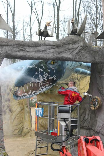 Das Saurierparkteam bringt das riesige Liopleurodon mit Kärcher und Spezialreiniger zum Strahlen (© Foto: BBB mbh)